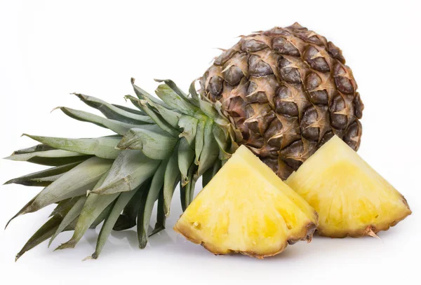 Ananas auf Weiß — Stockfoto