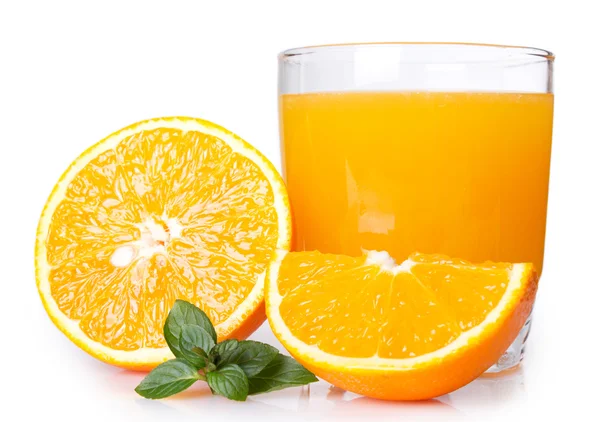 Pomerančová šťáva na bílém pozadí — Stock fotografie