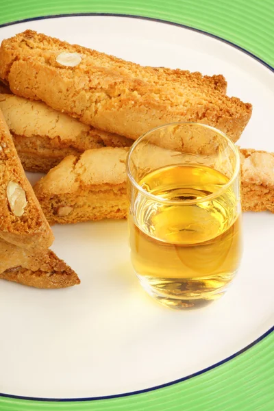 Biscotti oder Cantucci-Kekse (Cantuccini) und Wein Vin Santo — Stockfoto