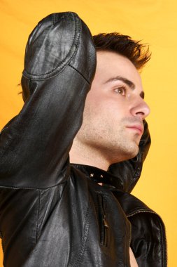siyah deri ceketli olan genç adam