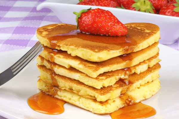 Heart-shaped pancakes with syrup and strawberry — Stock Photo, Image