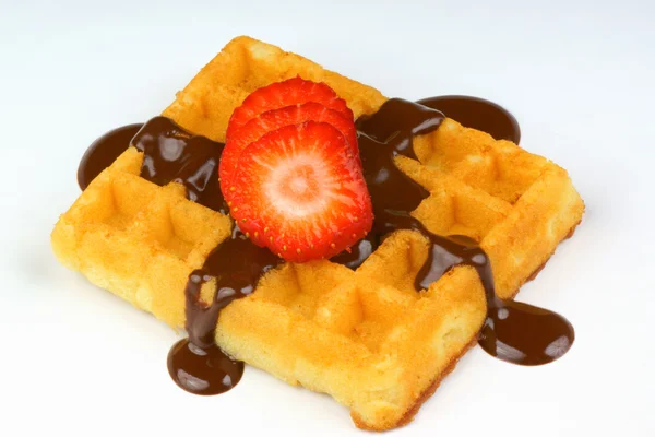 Waffle com fatias de morango e molho de chocolate — Fotografia de Stock