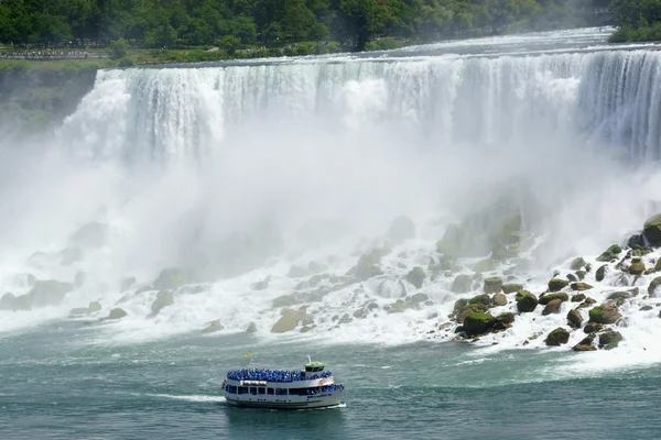 Niagara Amerikanische Wasserfälle und Touristenboot — Stockfoto