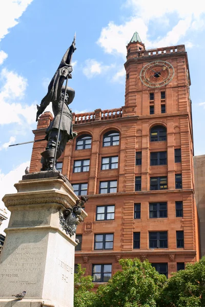 Monumento a Maisonneuve y Edificio de Vida de Nueva York en Montreal, Can — Foto de Stock