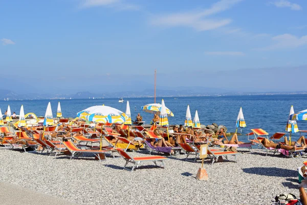 Tomar el sol en el lago de Garda — Foto de Stock