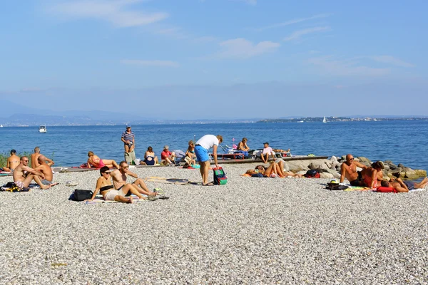 Tomar el sol en el lago de Garda — Foto de Stock