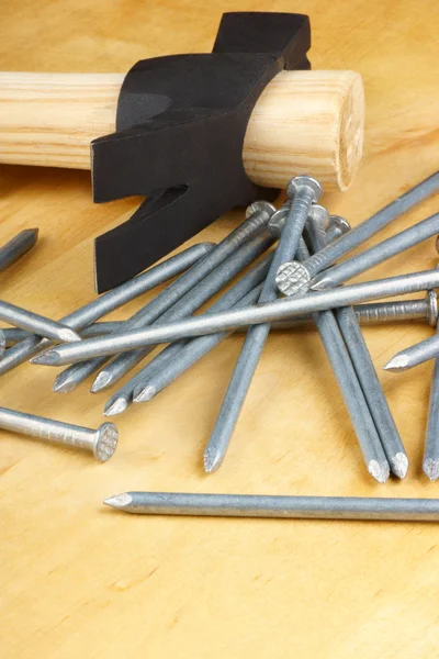 Çekiç ve perçin çivileri