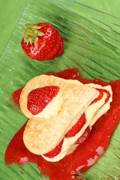 Herzförmige Erdbeere und Pudding millefeuille Stockfoto