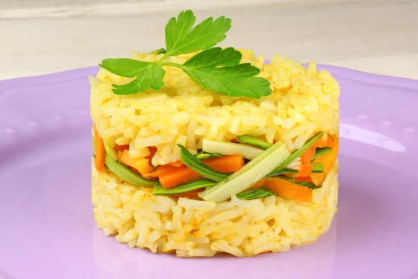 Saffraan rijst met knapperige groenten — Stockfoto