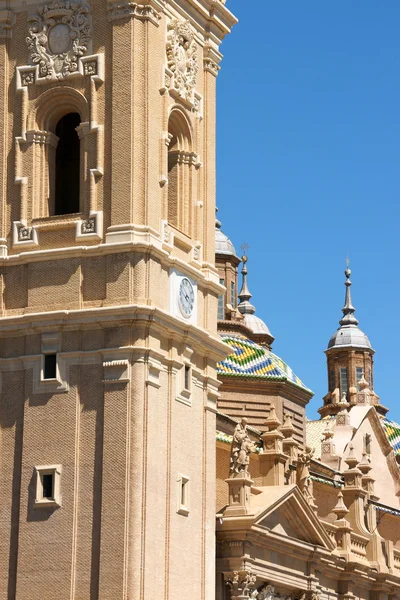 Basilika-katedralen i vår dam av pelaren i zaragoza — Stockfoto