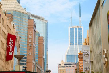 Şangay, Çin - 26 Mayıs 2024: Huangpu Bölgesi 'ndeki alışveriş merkezindeki modern binalar. En kalabalık ve ünlü yer Nanjing Yolu 'dur. Şangay Şehri, Çin.