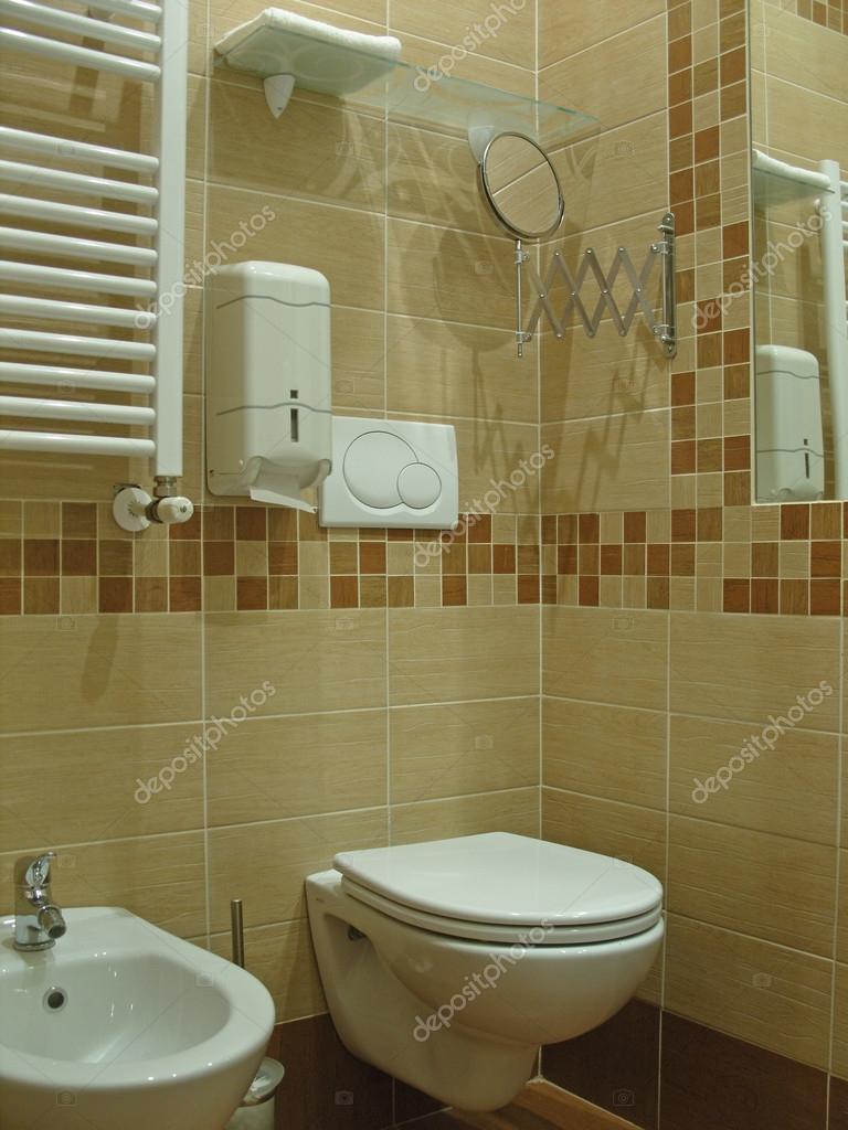 pequeño cuarto de baño barato — Fotos de Stock © gilas #112582766 pequeño cuarto de baño barato — Fotos de Stock © gilas #112582766