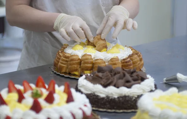 Professzionális Cukrászda Hogy Egy Torta Befejező Dekoráció Kis Cannoli Chantilly — Stock Fotó