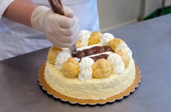 Decorazione Torta Sant Onore Con Bignè Arte Della Pasticceria — Foto Stock