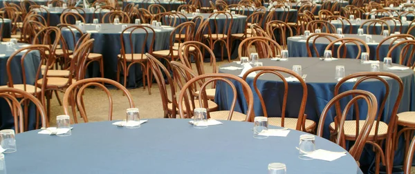 Багато Круглих Столів Підготовці Обіду Великій Зустрічі — стокове фото
