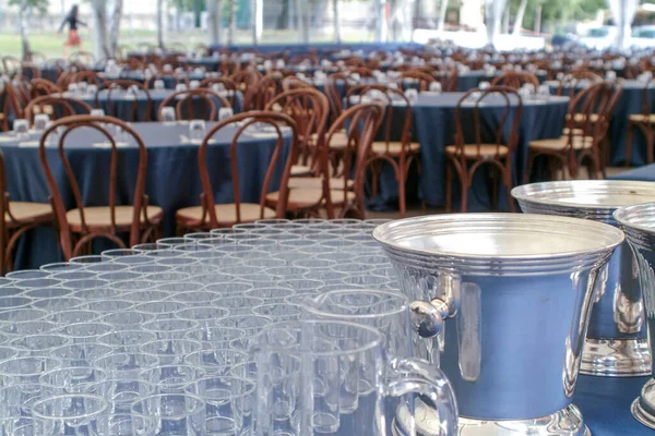 Molte Tavole Rotonde Preparazione Pranzo Una Grande Riunione — Foto Stock