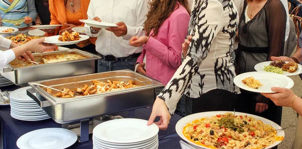 Pessoas Servindo Uma Mesa Buffet Com Muitos Tipos Diferentes Alimentos — Fotografia de Stock