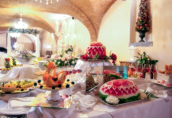 Buffet Nozze Lusso Posizione Romantica Con Bevande Torte Molti Tipi — Foto Stock