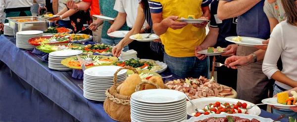 Persone Che Servono Buffet Concetto Cibo — Foto Stock