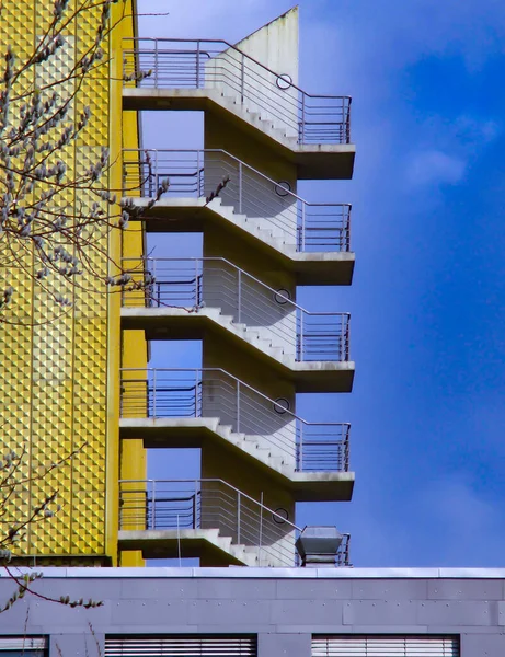 Edifício Moderno Escada Incêndio Concreto Sobre Céu Azul Estrutura Externa — Fotografia de Stock