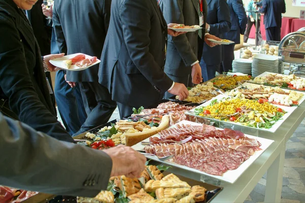 Reunión Empresarios Durante Buffet Autoservicio Con Diferentes Tipos Comida —  Fotos de Stock