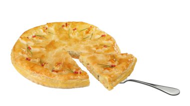 Çelik bir kepçeyle dilimlenmiş lezzetli turta, beyaza izole edilmiş.