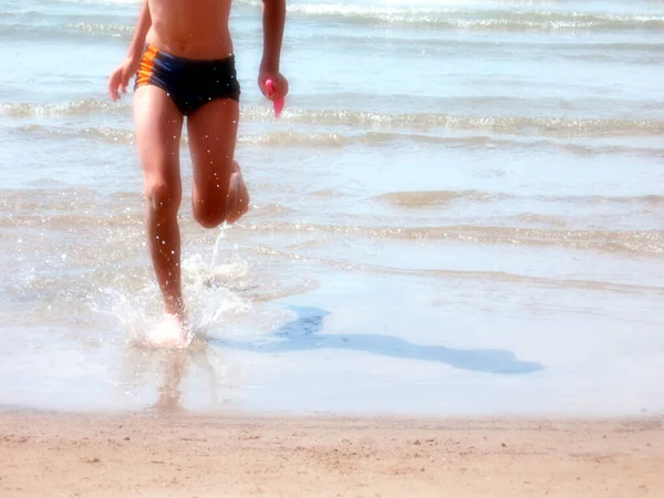 Yaz Zamanı Çocuk Denizden Sahile Doğru Koşuyor — Stok fotoğraf