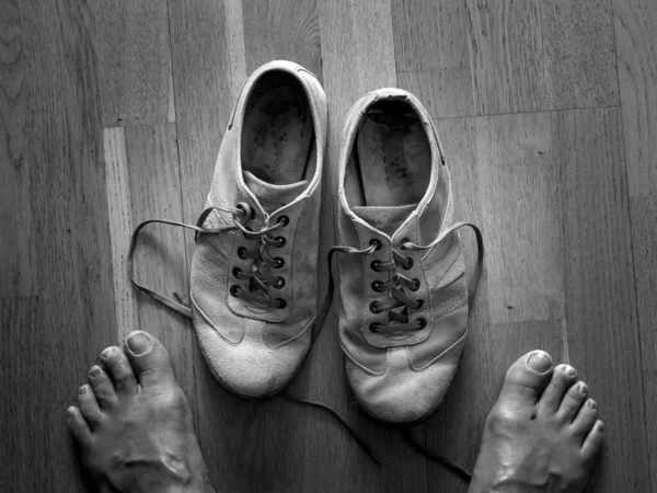 Sapatos Brancos Velhos Madeira Imagem Preto Branco Close — Fotografia de Stock