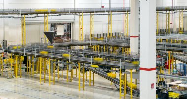 nakliye bantları ile genel depo görünümü