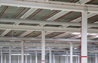 Endüstriyel iç mekan, aşağıdan çatı yapısı