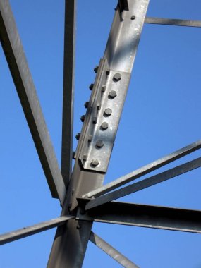 Elektrik direği, cıvataları tamir eden metal marangozluk