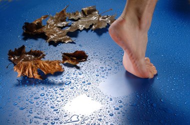 ayak izi ıslak arka planda bırakarak