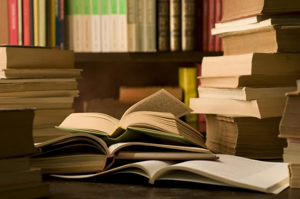 Livros em uma sala de estudo — Fotografia de Stock