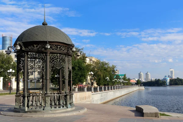 Embankment and Cast iron pavilion, Ekaterimburgo, Rusia — Foto de Stock