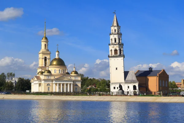 Catedral y torre inclinada en Nevyansk, Rusia — Foto de Stock