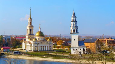 Nevyansk, Urallar ve Rusya 'nın eski eğik kulesi ve katedrali