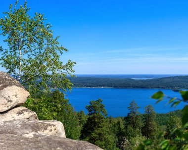 Dağın tepesinden göl manzarası, Arakul, Rusya