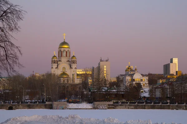 Domkyrkan på blodet i vinter kväll, Yekaterinburg — Stockfoto