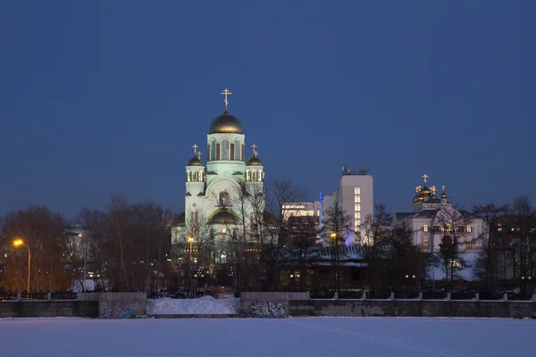 Kathedraal op het bloed in winteravond, Jekaterinenburg — Stockfoto
