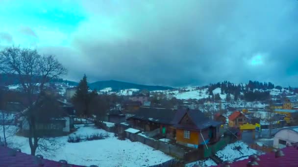 Хмари плавають на небі на тлі гір — стокове відео