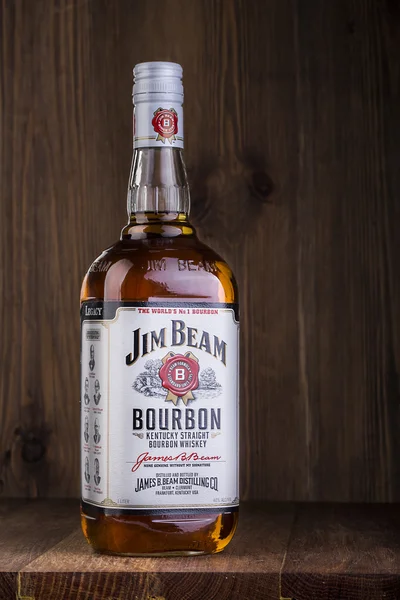 Foto de uma garrafa de Jim Beam Bourbon — Fotografia de Stock