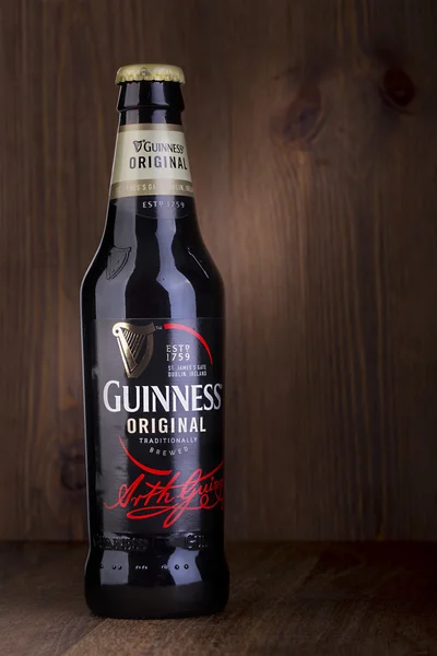 Una botella de cerveza Guinness — Foto de Stock
