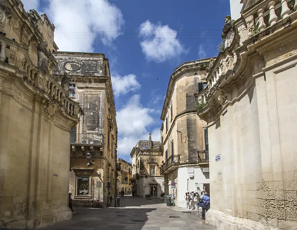 Tourists visiting the city of Lecce — Stock Photo, Image