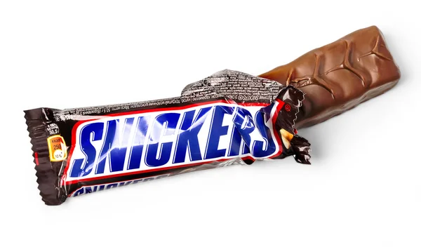 Fechar-se de doces Snickers desembrulhados — Fotografia de Stock