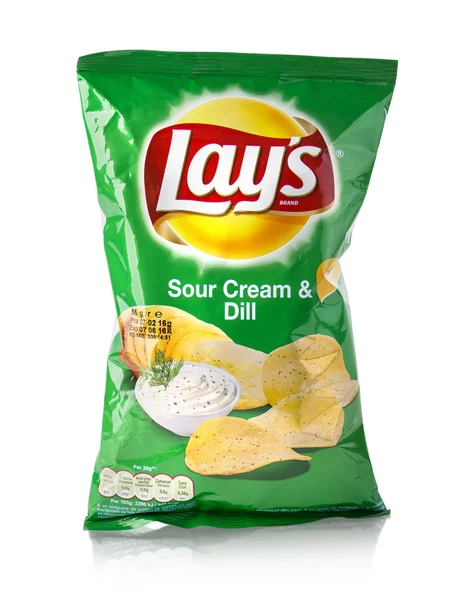 Пакет картофельных чипсов Lays Sour Cream & Dell — стоковое фото