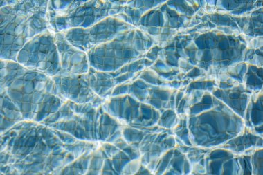 Mavi açık wate güneş yansıması