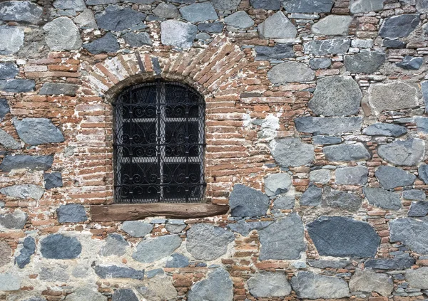 Fenêtre en vieux mur de pierre — Photo
