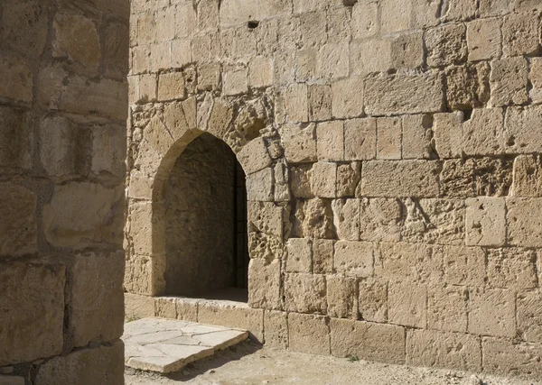 Арка окна в старой каменной стене — стоковое фото