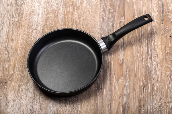 ahşap masa üzerinde tava