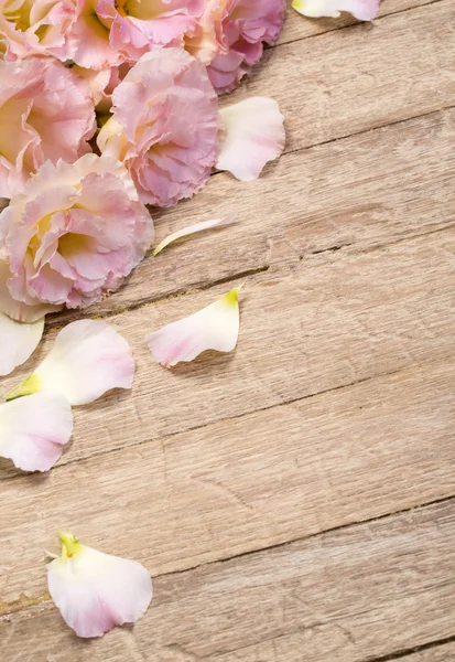 Bloemen op leeftijd houten achtergrond. — Stockfoto